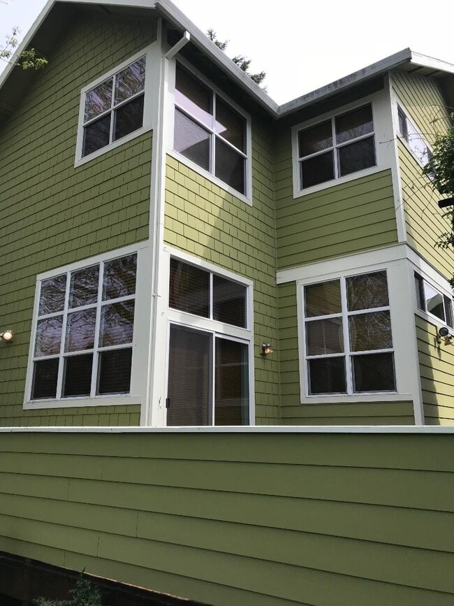 Building Photo - 3911 NE 9th Ave