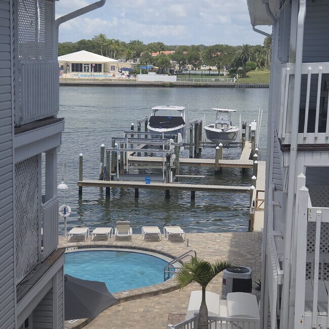 Building Photo - Gorgeous 2/2 condo at Indian Shores