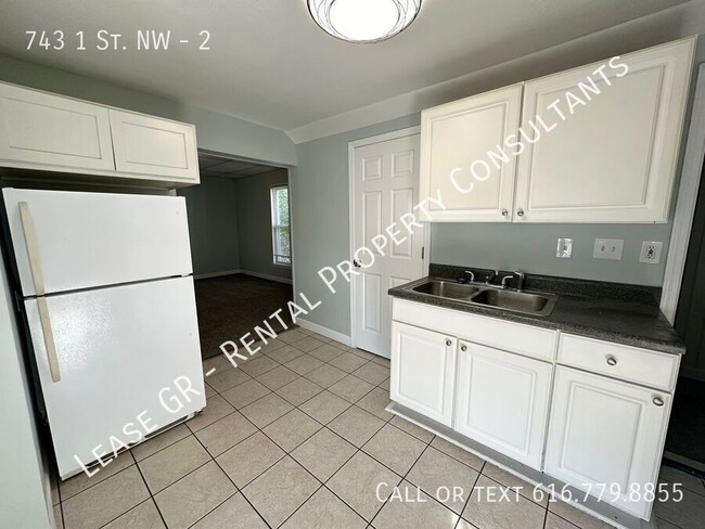 Building Photo - Two Bedroom Upper Duplex w/ Laundry In Unit!