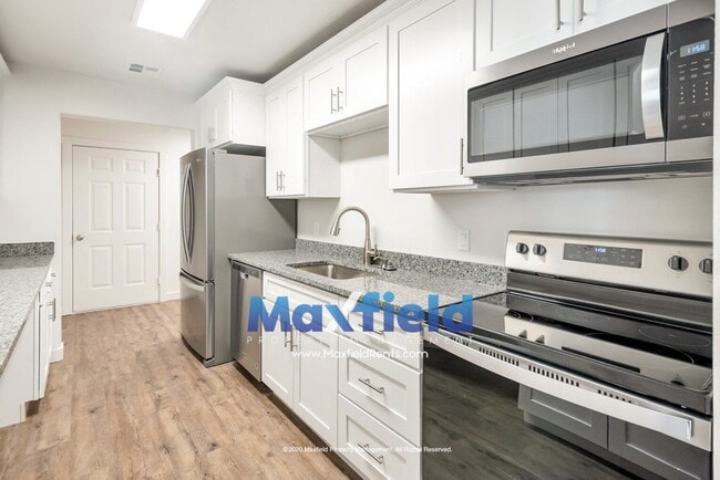 Building Photo - Pet Friendly Main Floor 3BD 2BA 2GA Unit Near Costco and High School