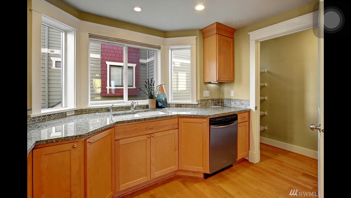 Building Photo - 108 17th Ave