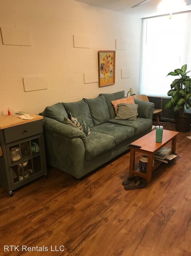 Building Photo - 28 E Stewart Rd