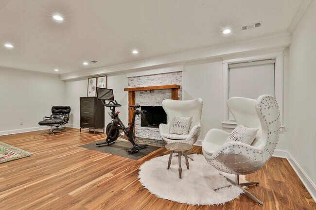 Building Photo - 410 Thornton Ln