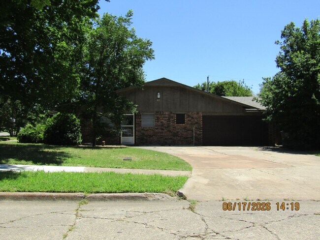 Building Photo - Freshly Painted/New Flooring home located closed to downtown Lawton/Ft. Sill