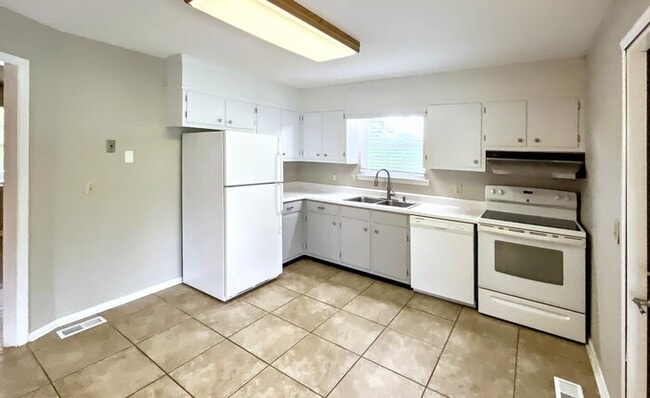 Building Photo - 4015 Izlar Ln