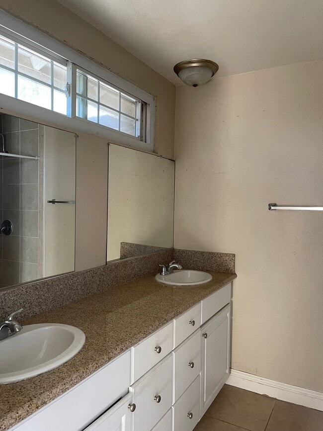 Building Photo - 3 BEDROOM 2 BATH HOUSE WITH 2 CAR GARAGE $...