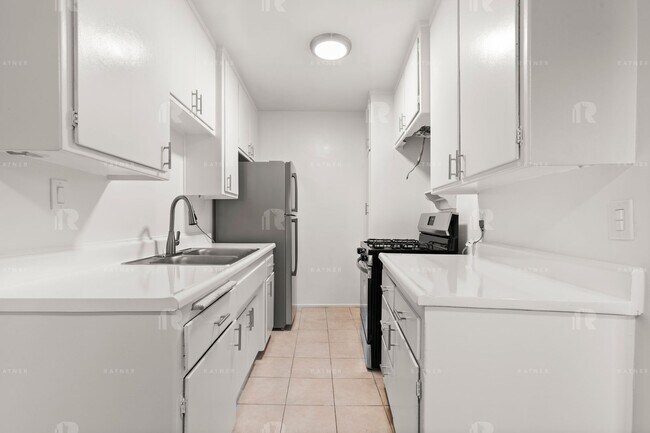 Interior Photo - 1411 N. Mansfield Avenue