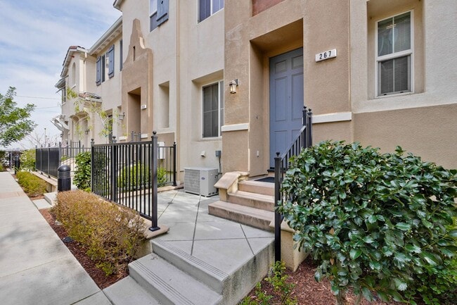 Building Photo - Sought-after Multi-level Home Near Great Mall!