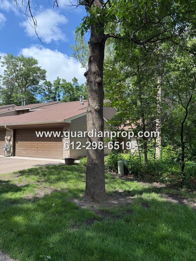 Building Photo - One Level End Unit Townhouse Available Now...