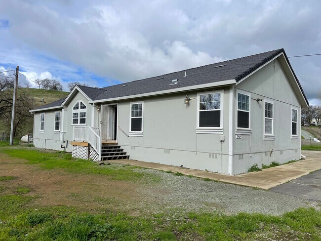 Building Photo - Large Lot, Home and Shop