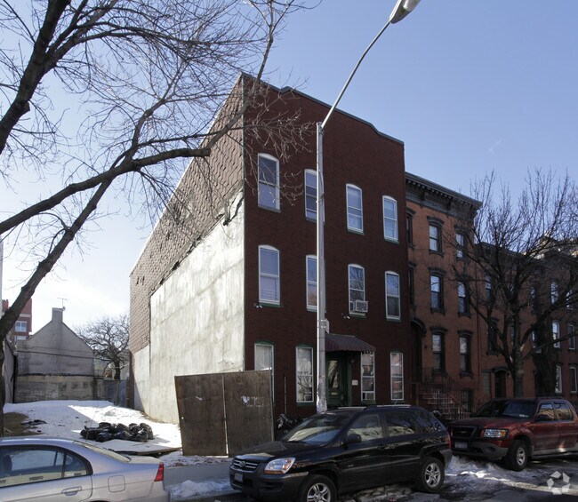 Primary Photo - 124 India St