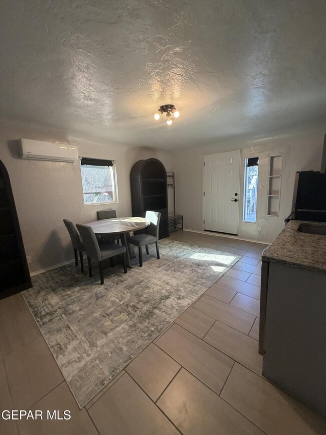 Building Photo - 2618 Idalia Ave