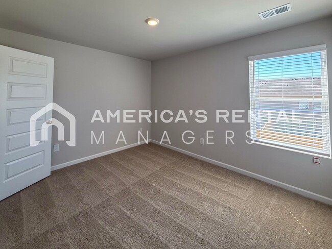 Building Photo - Escape to Lakeside Living in Lincoln! View with 48 Hours Notice!
