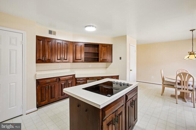 Building Photo - 6604 Tina Ln