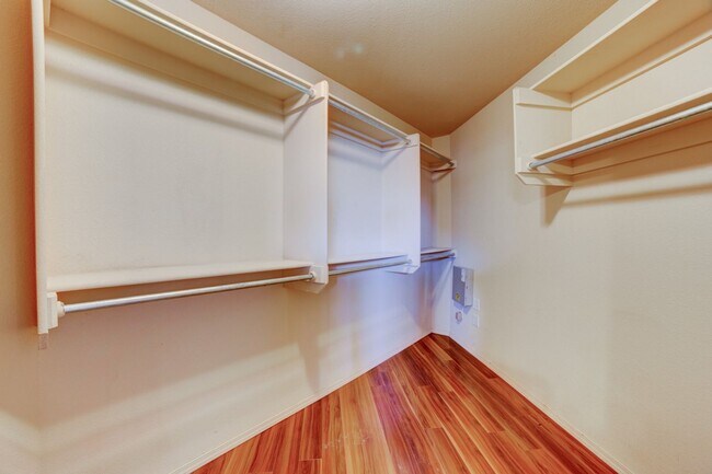 Building Photo - Tulsa Beauty Available Beginning of Januar...