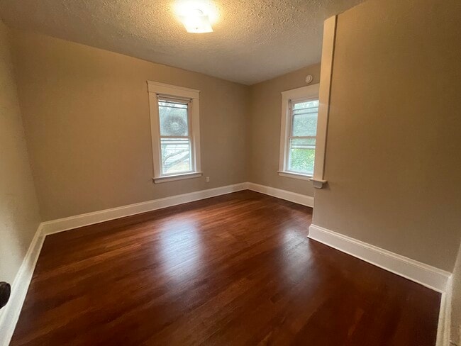 Building Photo - 10112 Columbia Ave