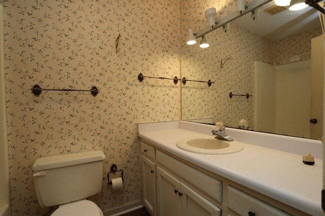 Building Photo - 2 Bedroom townhome