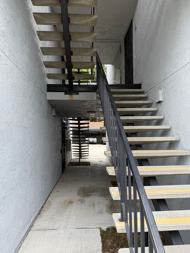 Building Photo - Hayward Condo 1 Bed/1 Bath Updated kitchen, lots of light and Bay views, dogs welcome