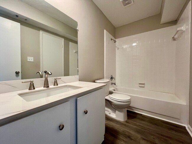 Building Photo - NEWLY REMODELED MOVE-IN READY (NO PETS PER...