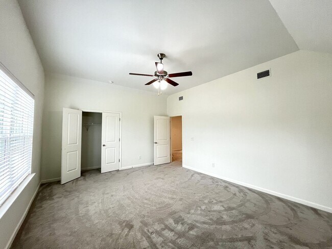 Building Photo - Huge home in Spring Hill!