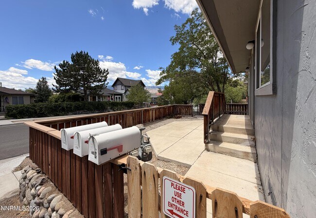 Building Photo - 319 Thoma St