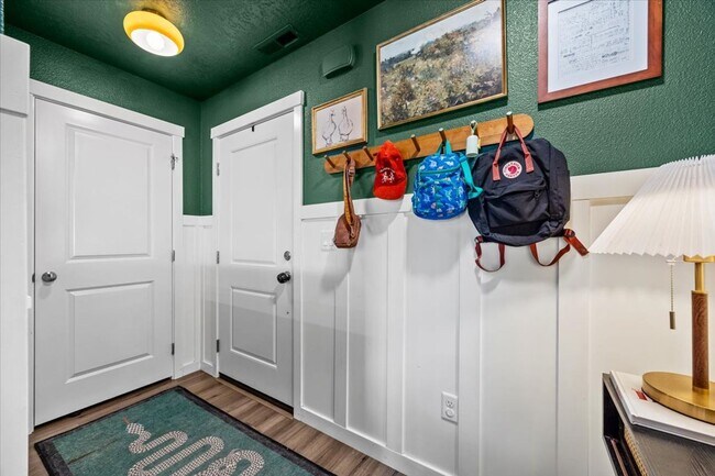 Building Photo - Perfect Location 3 Bed 2 Bath Home with SO...