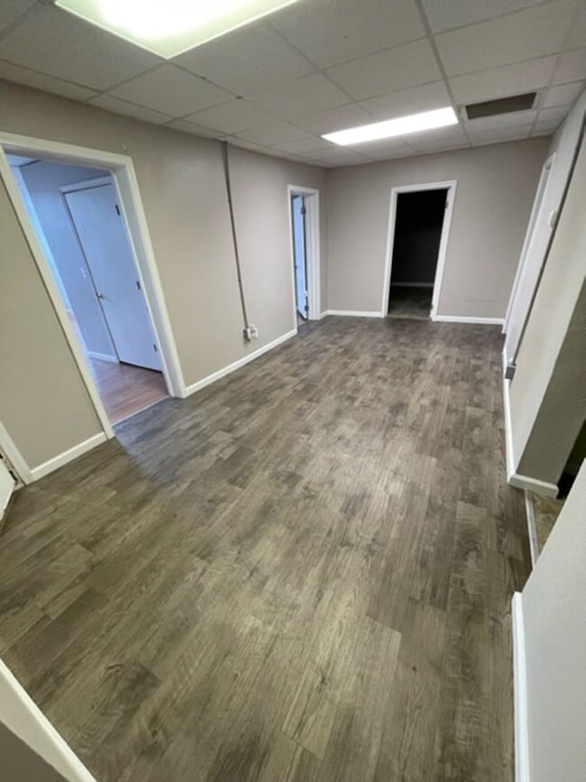 Building Photo - 3bedroom/1 bath apartment -upstairs above ...