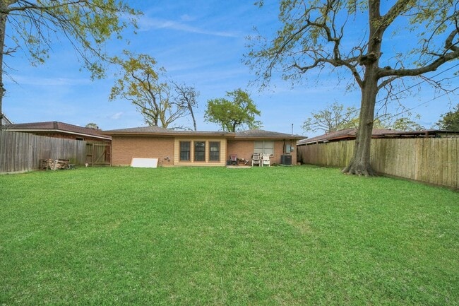 Building Photo - 2806 Oak Dr
