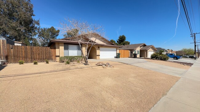 Building Photo - 3 BEDROOM VICTORVILLE HOME