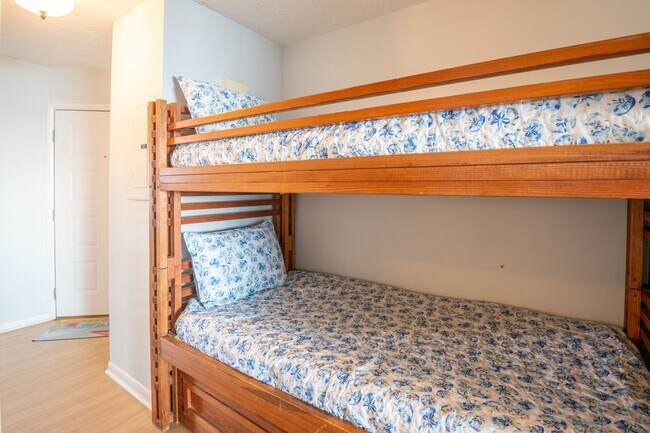 Building Photo - COZY AND QUAINT FURNISHED OFF-SEASON WINTER GETAWAY