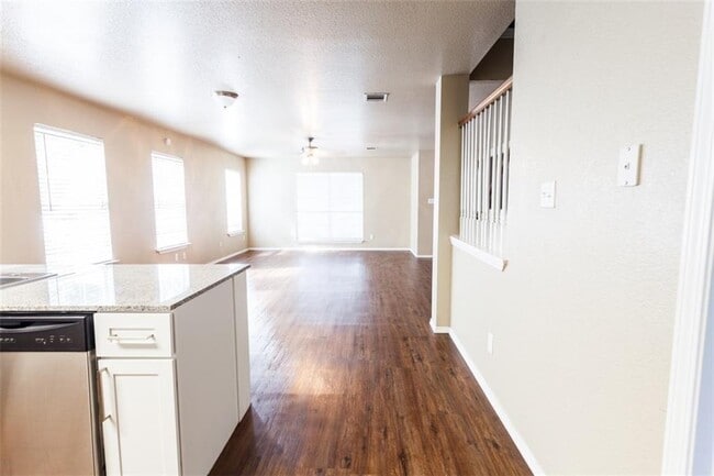 Building Photo - 506 W 35th St