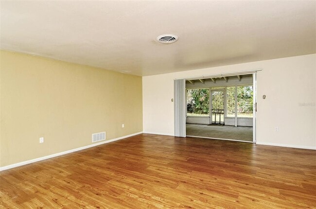 Building Photo - 3137 Lockwood Terrace