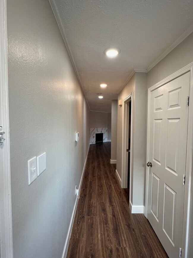 Building Photo - Updated 2 bed 2.5 bath steps away from Campus!