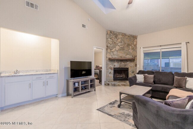 Building Photo - 11060 Wandering Oaks Dr