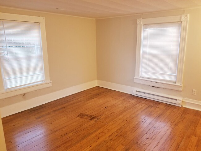 Building Photo - Three Bedroom Two Story House!