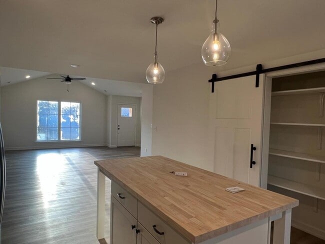 Building Photo - 125 N Luna Ln