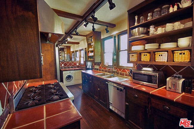 Building Photo - 2667 Lake View Terrace E