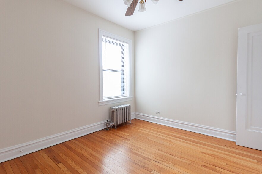 Building Photo - 1913 W Larchmont Ave