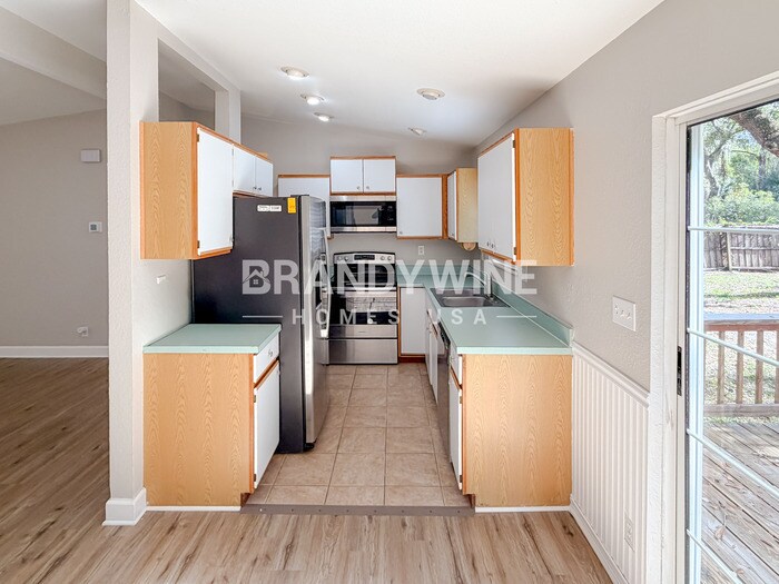 Building Photo - 132 E 8th St