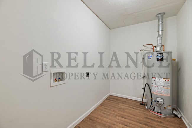 Building Photo - 2808 S Glenn Ave