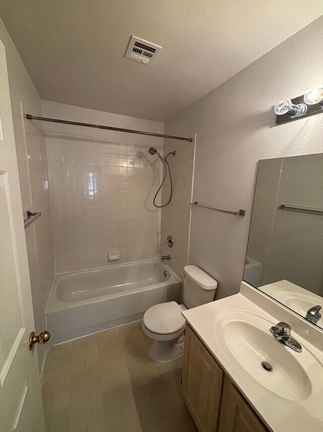 Building Photo - *GREAT TOWNHOME IN GATED "SILVERADO RANCH COMMUNITY!!"