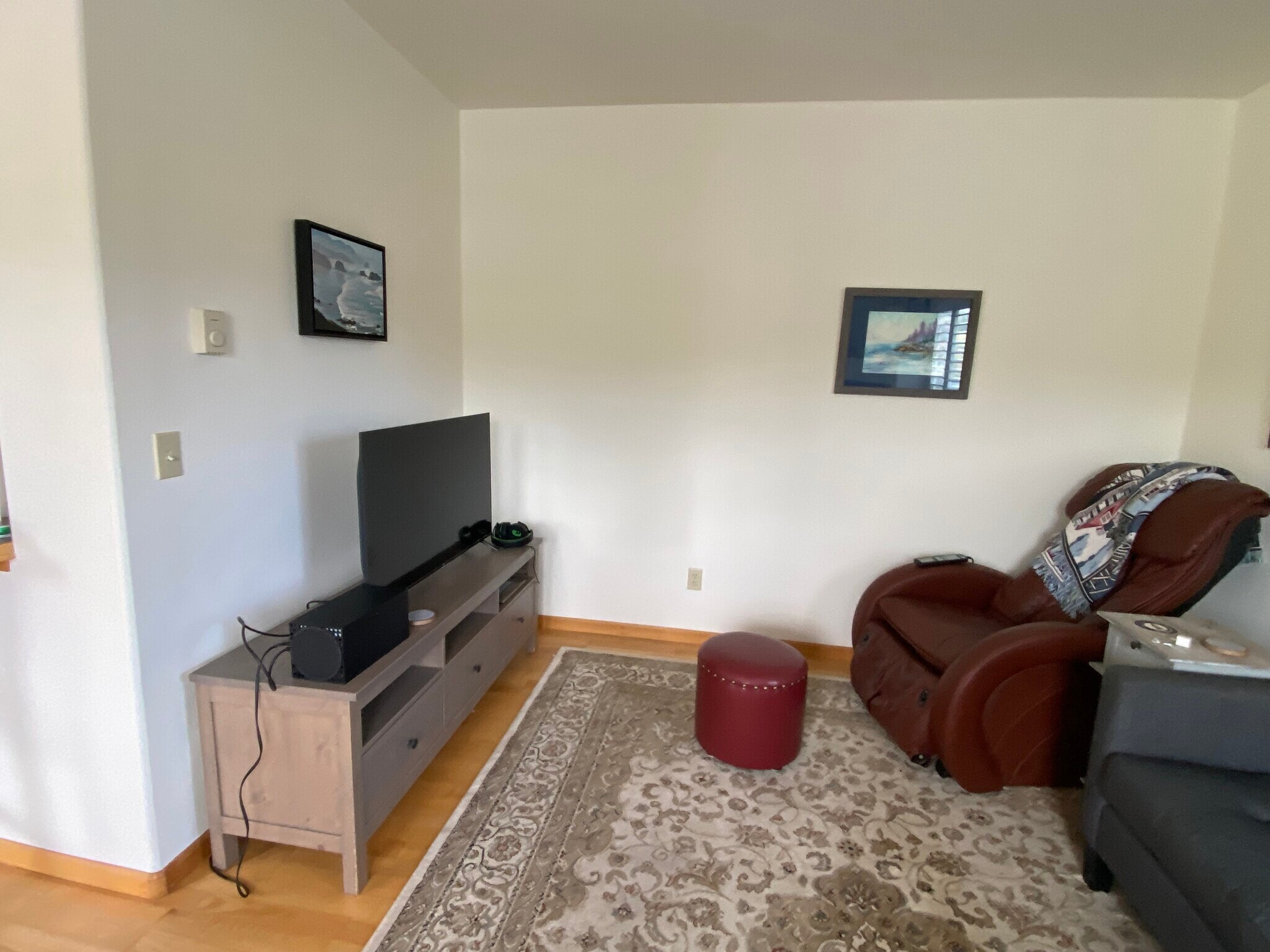 Roku TV & Massage Chair - 425 SE Shell Ave