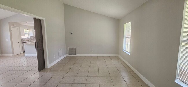 Building Photo - Charming 3-Bedroom Home in Deland – Water and Lawncare Included!