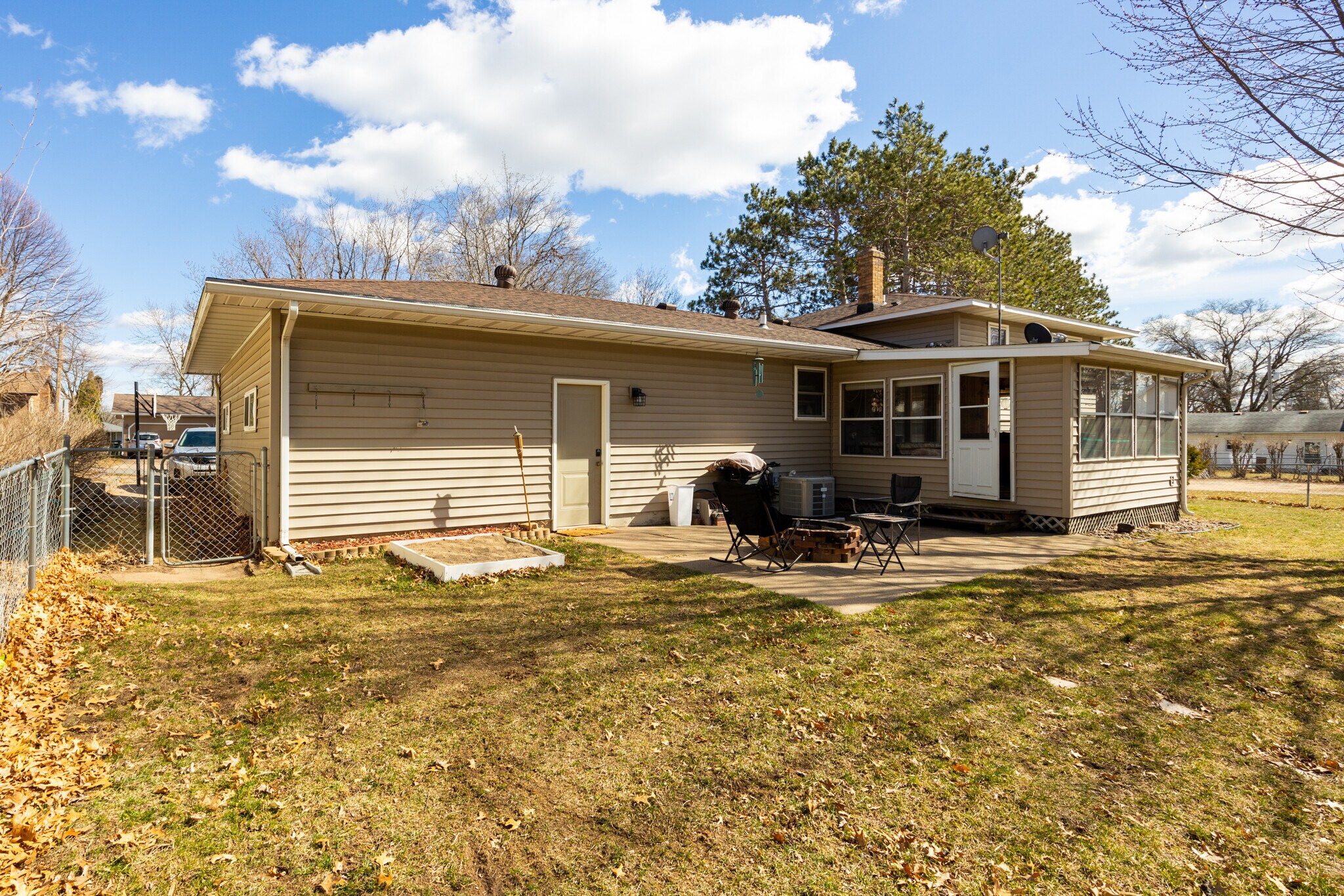 Building Photo - 2828 Saturn Ave