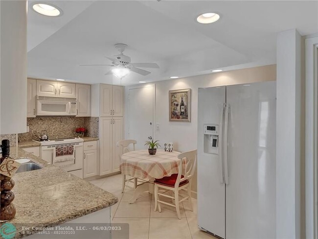 Building Photo - 1150 Hillsboro Mile-