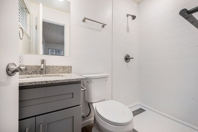 Building Photo - 1 Month Free, newly renovated Overland Par...