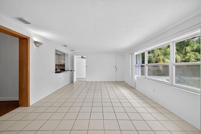 Building Photo - 215 Edgewater Dr