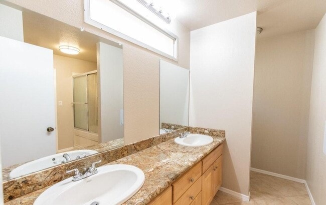 Building Photo - 2439 E Del Rio Dr