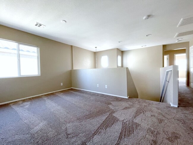 Building Photo - Spacious Living, Granite Counters, Great Location!