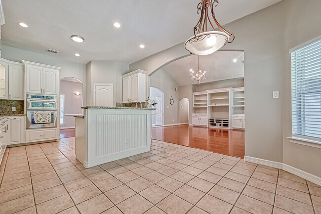Building Photo - 30406 Commons Scenic View Dr